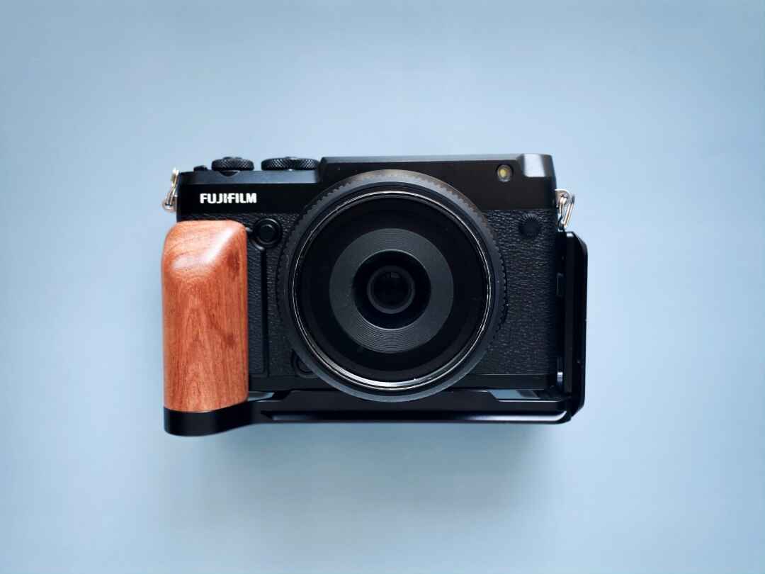 Fujifilm GFX50R (Smallrig グリップ付)